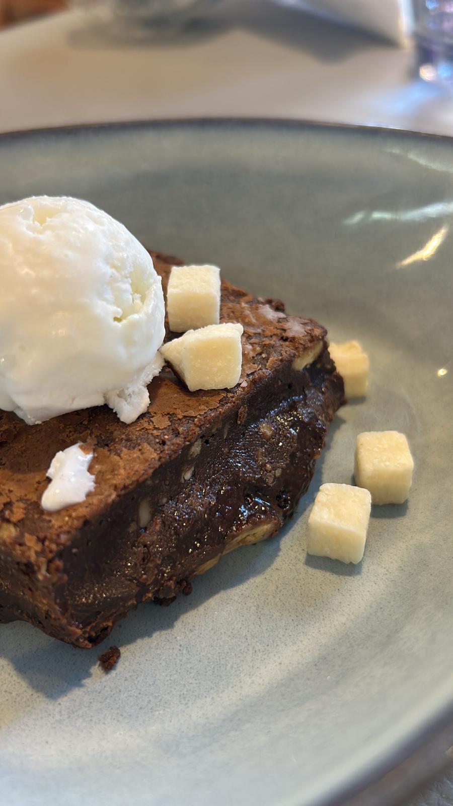 Brownie con helado