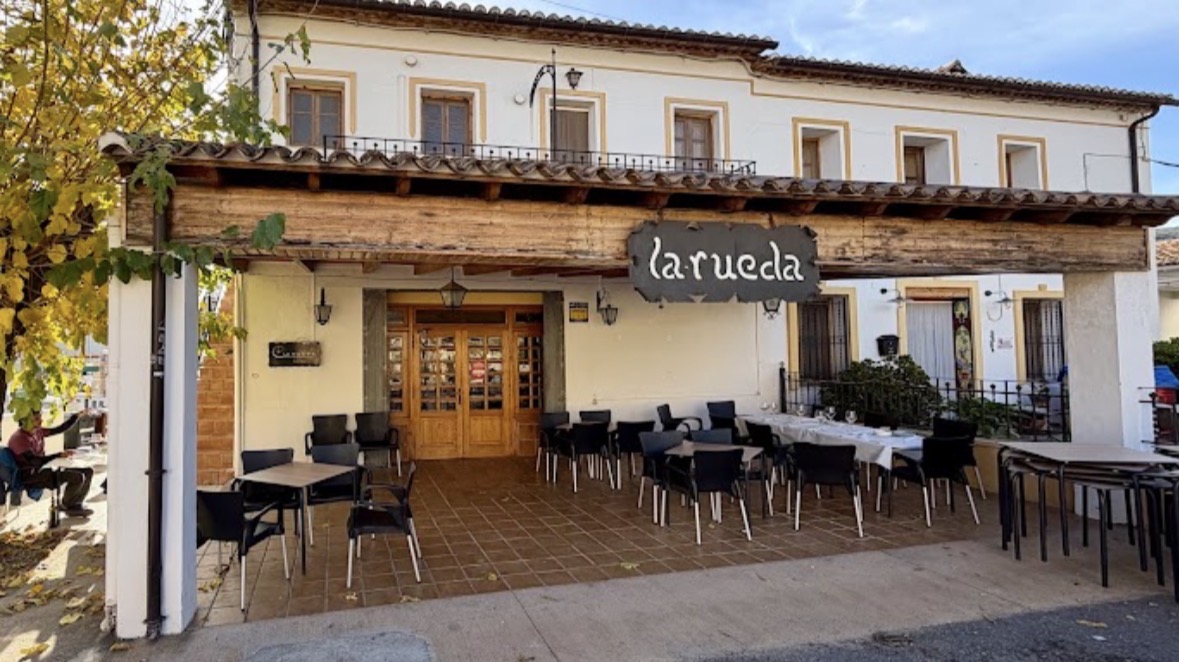 Fachada del Restaurante La Rueda en Chulilla, Serranía del Turia