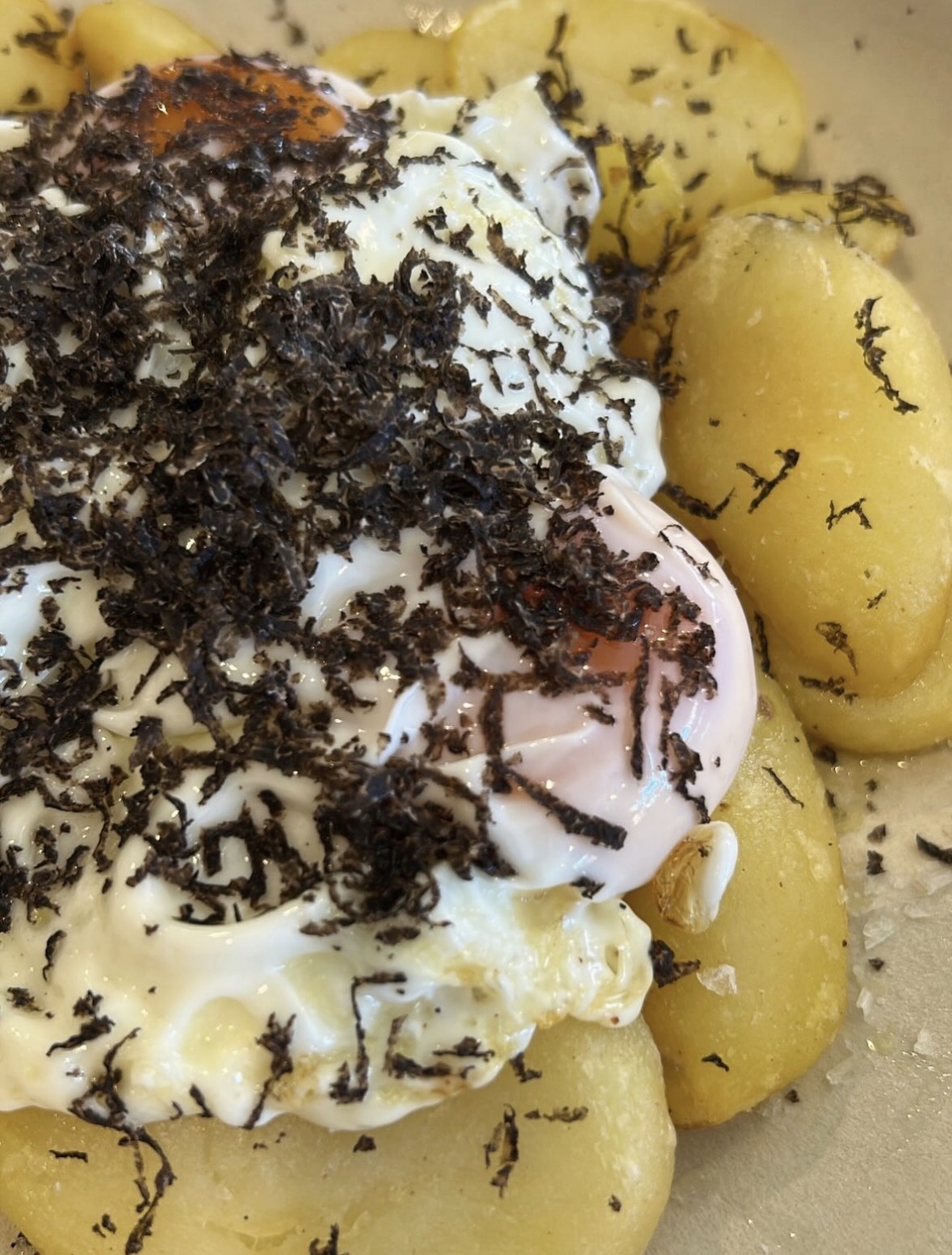 Huevos con trufa negra y patatas, cocina tradicional de Chulilla